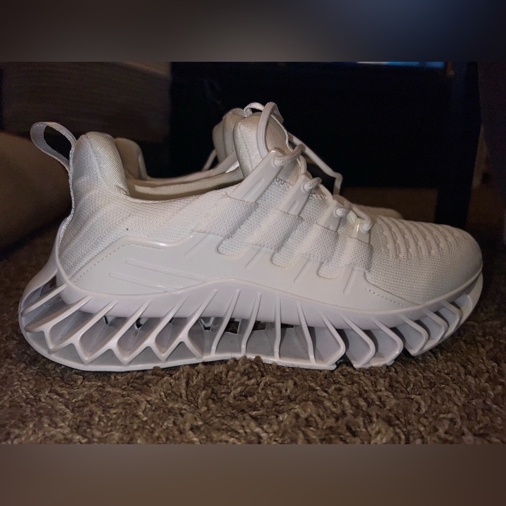Women’s tennis shoe size 8.5